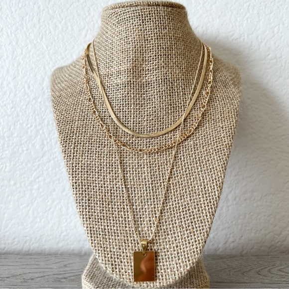 NEW | layered chain necklace with rectangular pendant - Picture 2 of 3